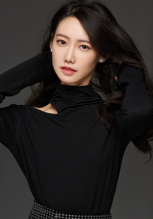 模卡推荐艺人岳青颖