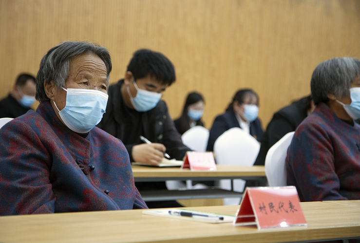 骆驼湾村村民唐宗秀在认真听课.