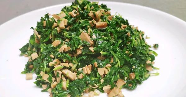 阳春三月,来尝尝这3道鲜嫩的凉拌菜,拌一拌就上桌,脆嫩爽口又开胃,真