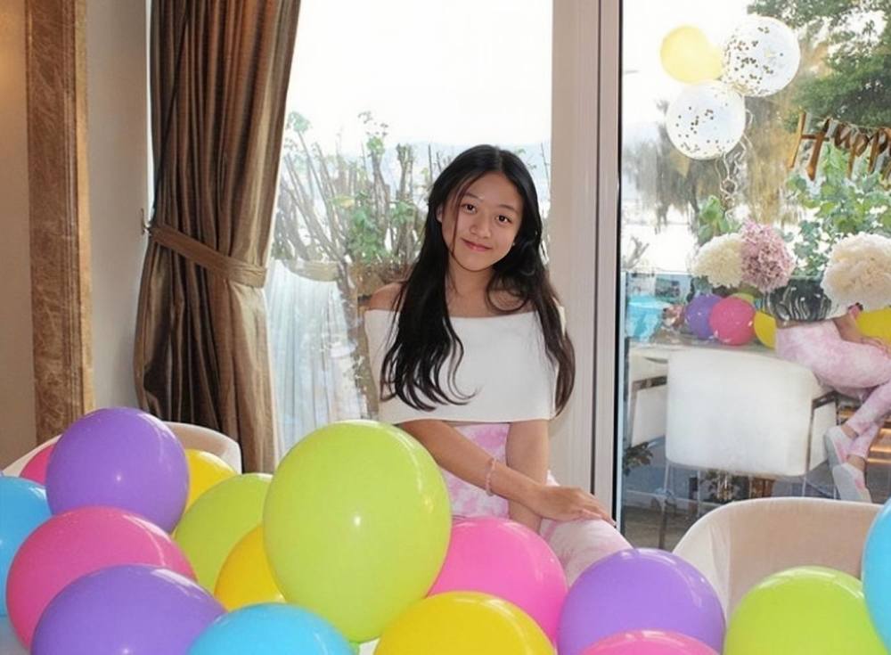 香港知名女星晒照为大女儿庆生状态冻龄网友两母女像两姐妹