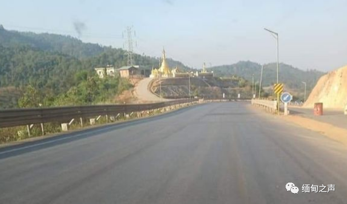 缅甸重要贸易通道沿线再次爆发激烈战事，道路再次被封，不少车辆被堵600213亚星客车