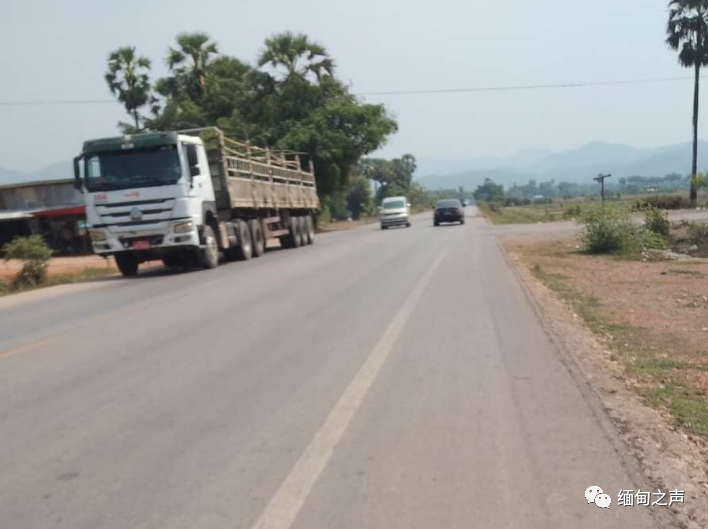 缅甸重要贸易通道沿线再次爆发激烈战事，道路再次被封，不少车辆被堵600213亚星客车