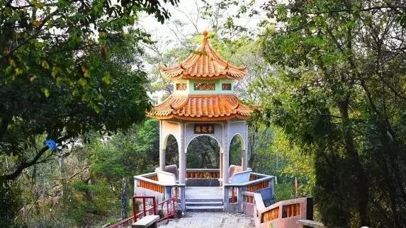 神山一隅冠山书院,位于神山北麓.