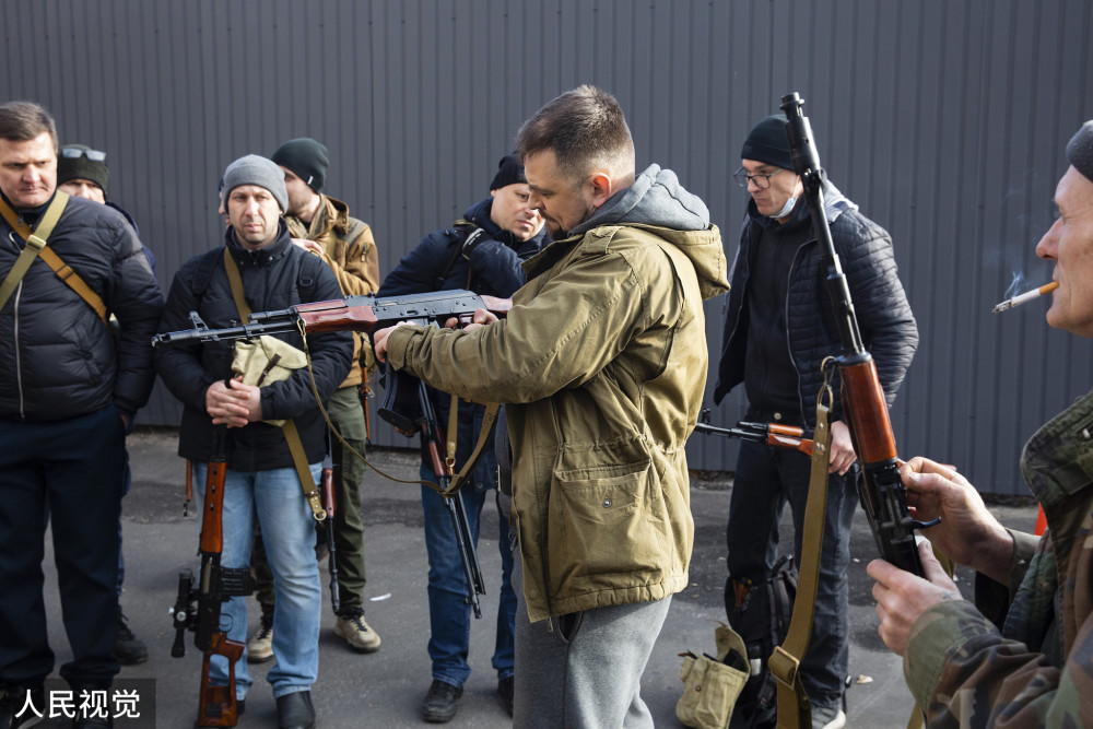 乌克兰官员：已向乌平民分发数万支突击步枪，谁都可以领自然拼读速成版第16课