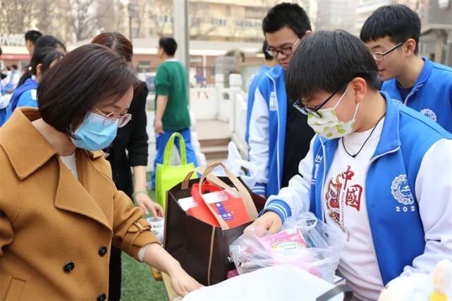 聚沙成塔 讓愛心助力夢想:北京市第十八中學教育集團舉行第八屆校園