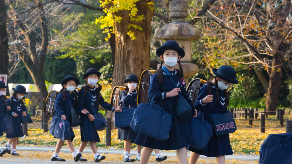 东京公立中学不再规定学生头发颜色；山口县一学校推出无性别校服