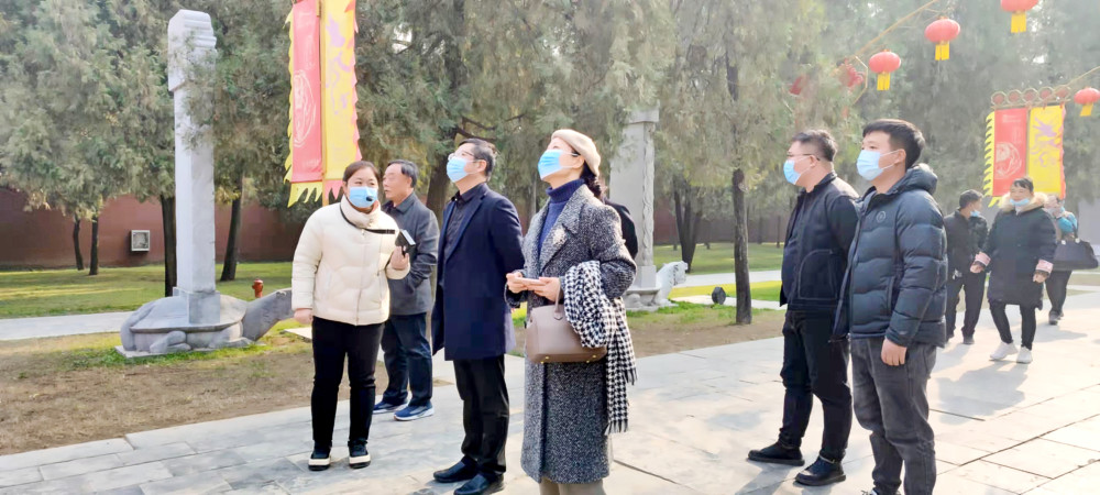 (图片说明: 付丽鸽和华侨城团队市场考察)2021年,我