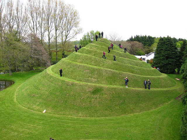 流线型的土坡叫做蛇丘,但是无论叫什么,它们都产生了戏剧性的景观效果