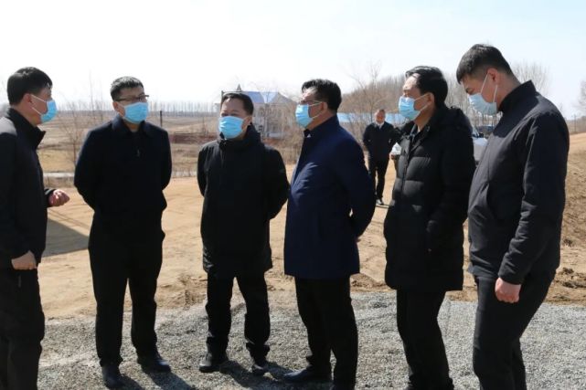 随后,苑振超一行到桑林镇魏家大桥服务站检查车辆登