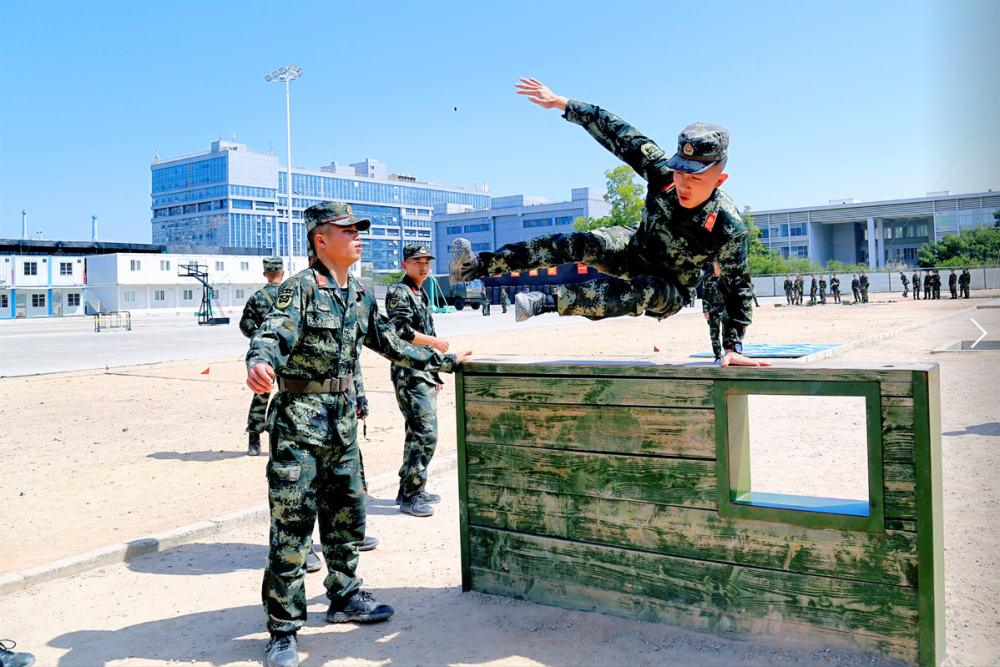 武警第二机动总队开展新兵400米障碍教学