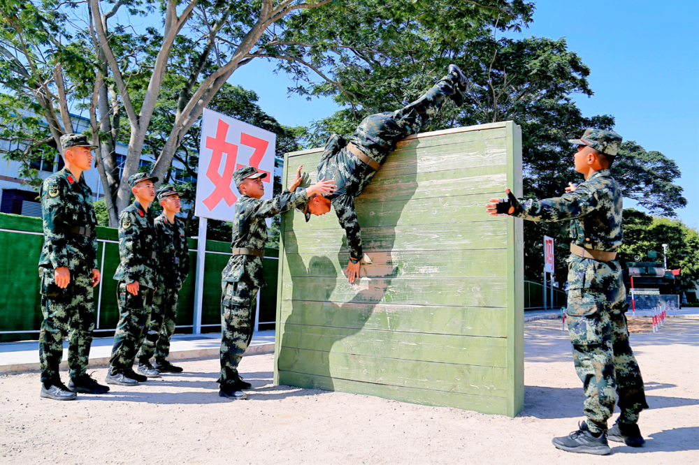 武警第二机动总队开展新兵400米障碍教学