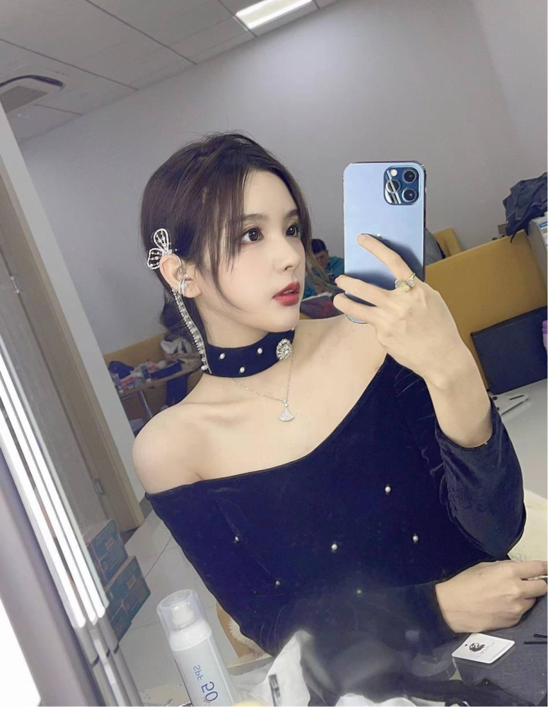 lpl美女发型对比余霜大波浪唯美rita丸子头清纯小钰双马尾可爱