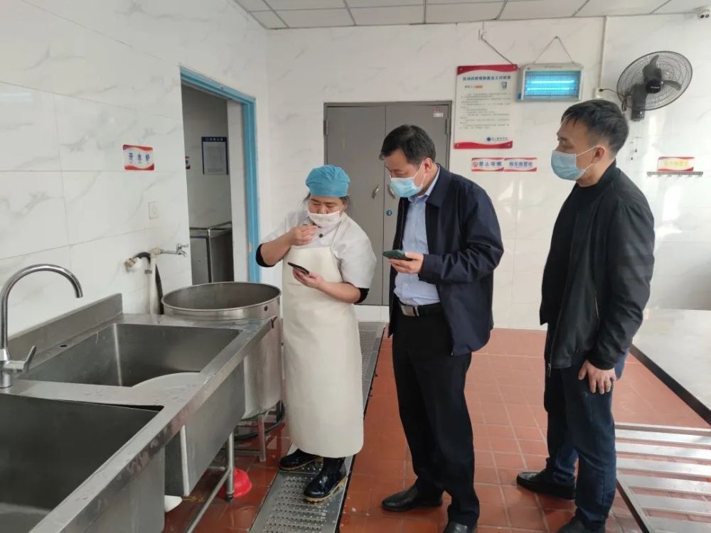 市委教育工委委员,市教育局副局长姚永清一行督查昆山开发区实验