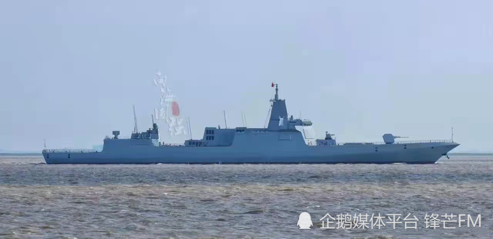 此前还未刷舷号的无锡舰近日海军第5艘055,舷号104的"无锡舰"正式入列