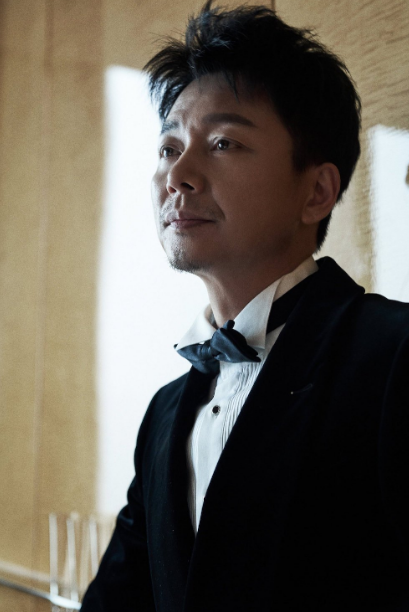 剧中演员刘奕君饰演的警官胆大心细,帮助主角走出循环的情节,同时有情