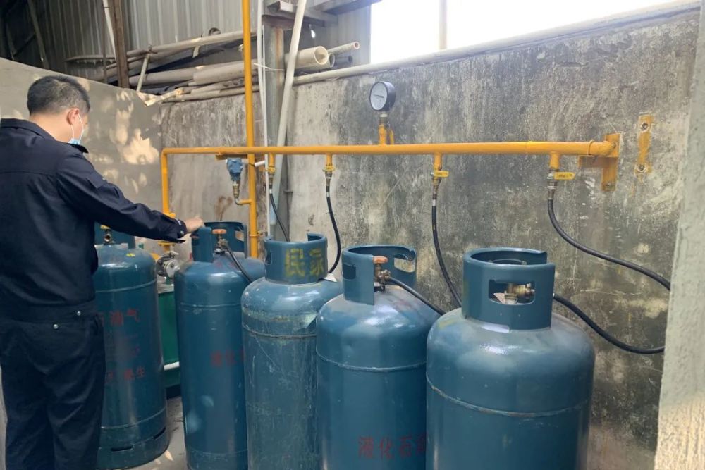 经过清点,车间内违规储存满瓶液化石油气12瓶(每瓶50公斤),2瓶空瓶.