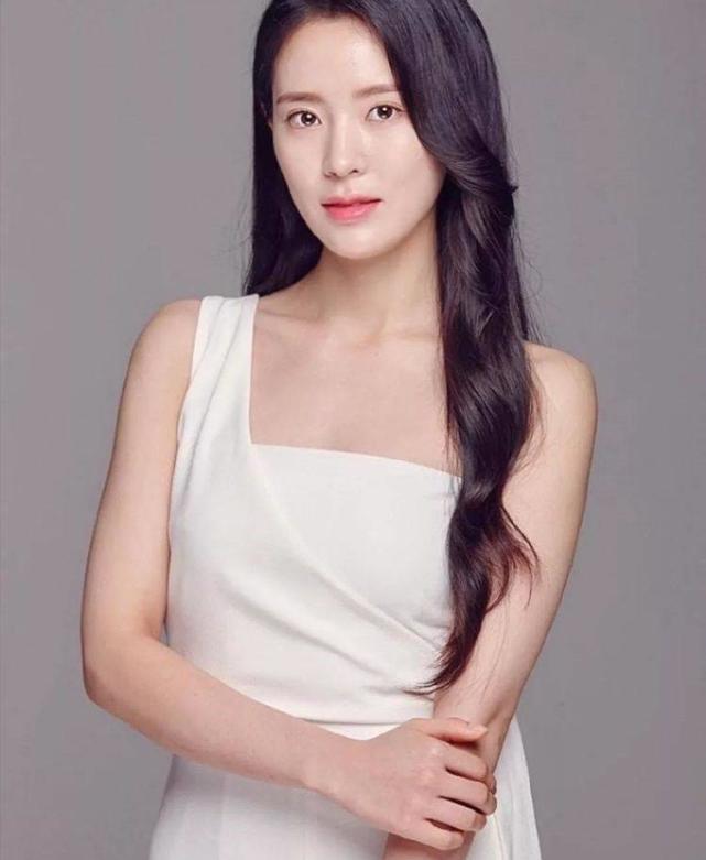 当红女星嫁十八线演员,结婚13天遭遇断指流产,今43岁仍单身|李敏英