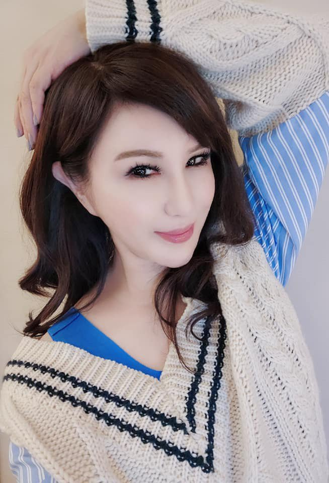 综艺天后利菁的不羁人生:做过男人做过女人,59周岁身材依旧火辣