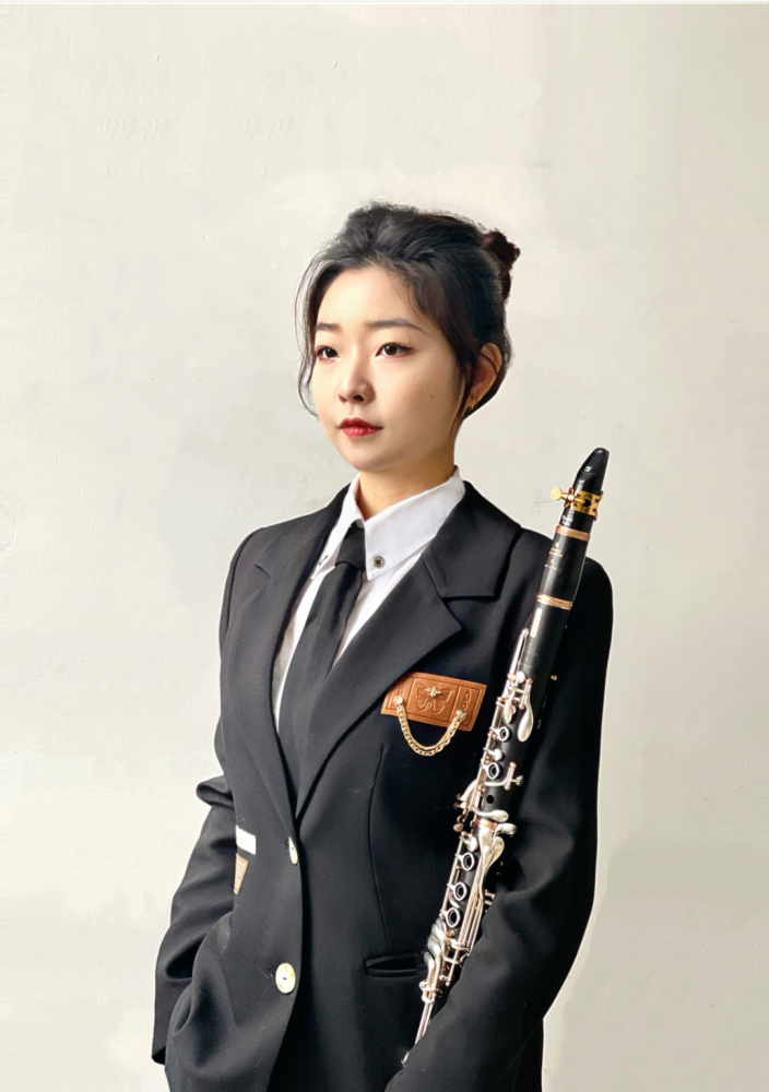 李奕霖,出生于山东烟台,自幼跟随祖父学习单簧管,2021年以优异成绩考
