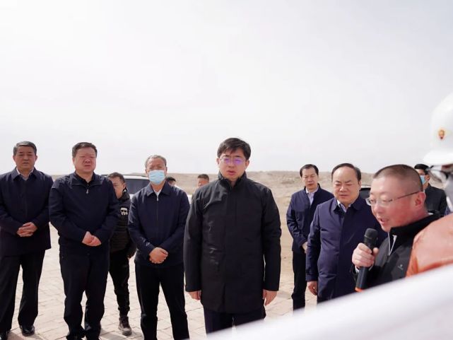 王立奇在肃北县马鬃山调研