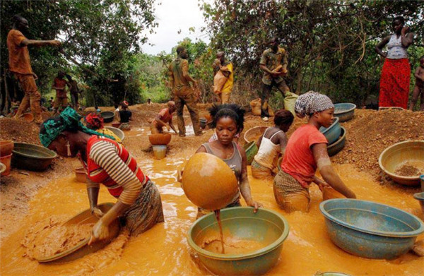 广西上林帮非洲淘金每天如刀尖舔血常备200克金子保命