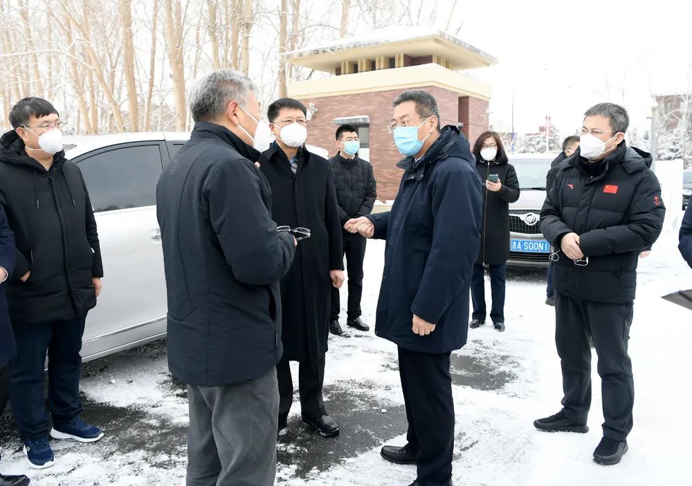 王子联先后来到长春职业技术学院和吉林大学食堂,物资储备室等区域