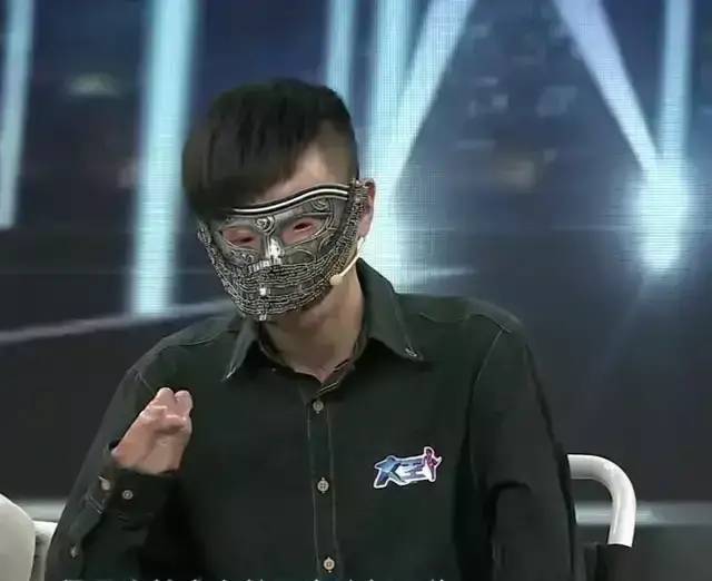 直播时,唐辉怕吓到别人,他戴上了面具.