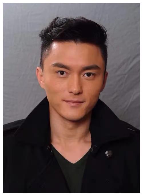 香港疫情严峻!知名男星携女友做志愿者,为确诊病人送物资做核酸