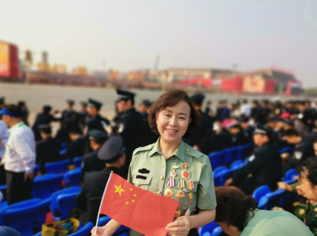 钟惠玲,1984年昆明军区授予"模范卫生员"荣誉称号,系老山,者阴山作战