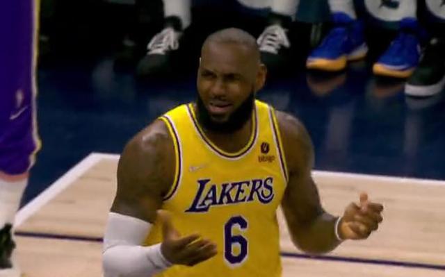 剧本拿反了詹姆斯连遭防守悍将造犯规终于爆发摊手抗议裁判