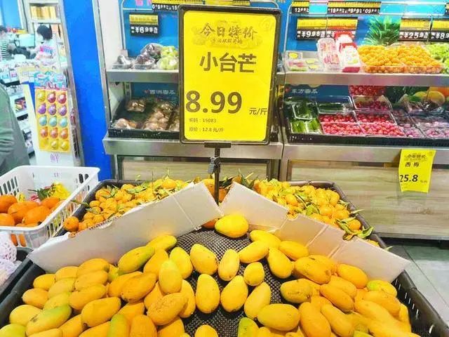 在瑶海区的一家生鲜超市,菠萝,芒果等时令水果被摆在了水果区的显眼