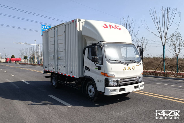 搭载康明斯25升动力实拍江淮帅铃e轻卡