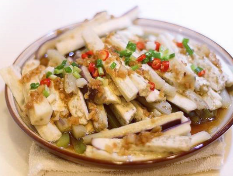 蒜泥蒸茄子的做法:备用食材:茄子2根,大蒜5瓣,生抽1勺,醋1勺,芝麻油半