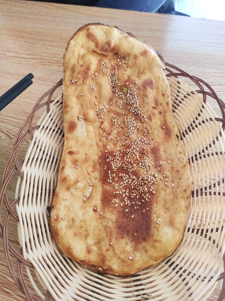 阜阳咸馍安徽阜阳咸馍,也是当地的特色,3块钱1份,底部烙得金黄金黄