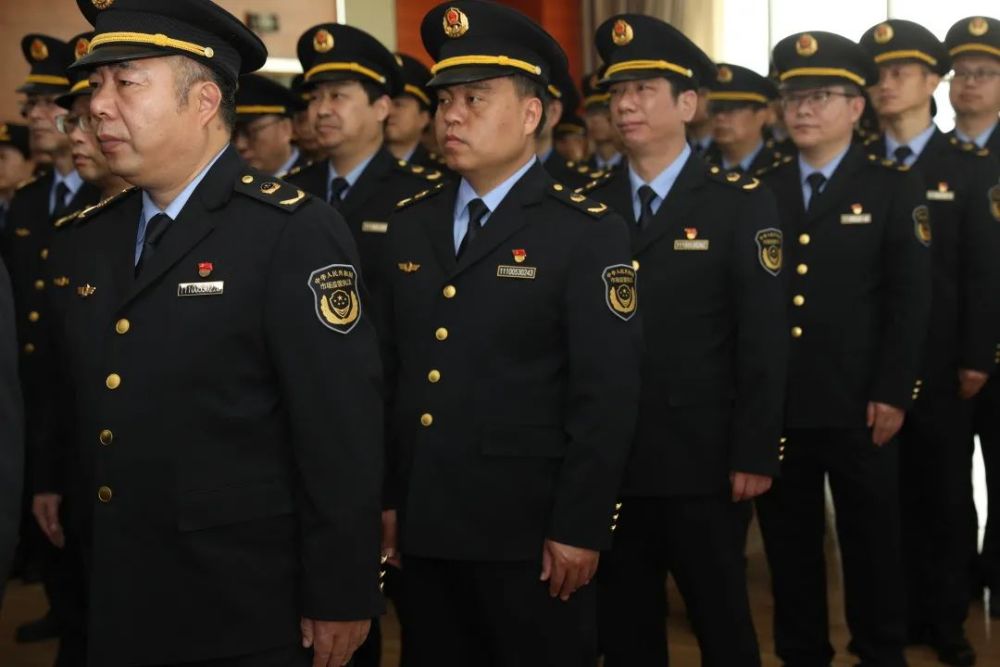 此次换装是按照市场监管总局《关于做好统一市场监管部门制式服装和