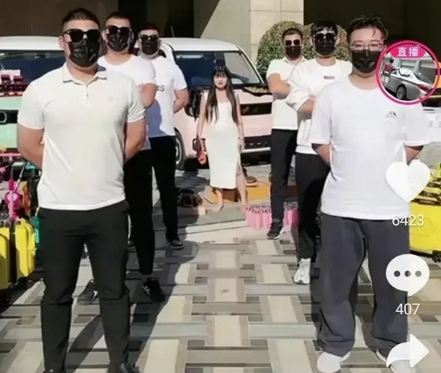 陈三废拍视频被投诉,器材,商品塞满广场,业主出门只能绕道走