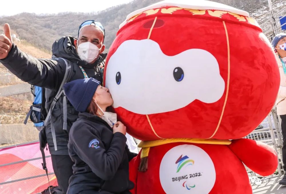 3月6日,在延慶國家高山滑雪中心,以色列運動員親吻憨態可掬的雪容融.