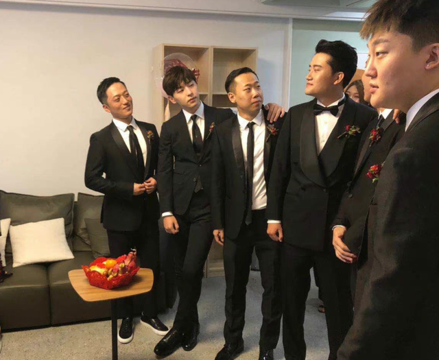 粉丝称邓伦已回家,由前助理宫贺亲自接回,发小都陪着他_腾讯新闻