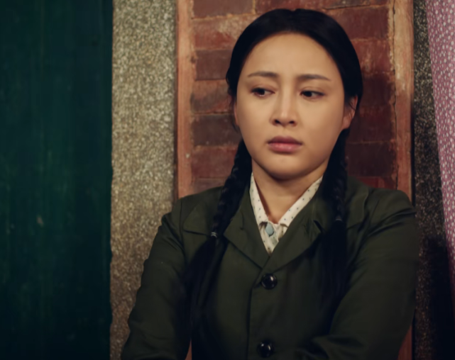 虽然看起来柔柔弱弱,但齐二发抢海货时,叶大莲坚决不放手,表情害怕却