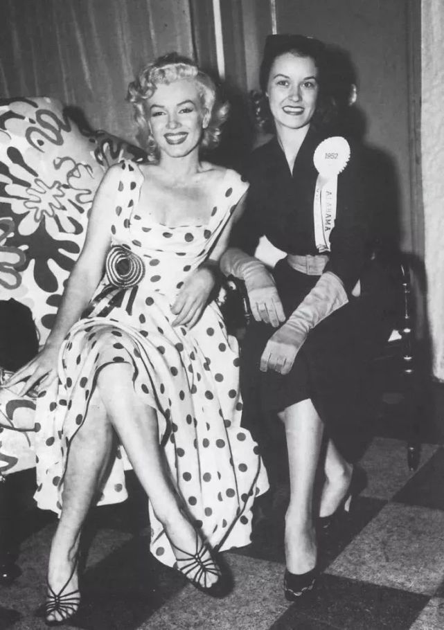 同样是波点,玛丽莲·梦露对于波点的演绎却和赫本的风格大相径庭.