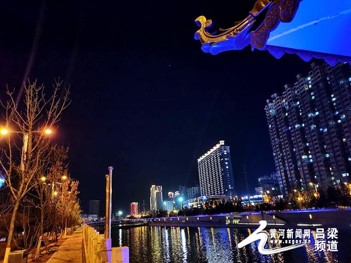 吕梁市区东川河绚丽的灯光与河水交织出一幅美丽的夜景,把城市的夜晚