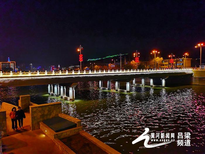 吕梁市区东川河绚丽的灯光与河水交织出一幅美丽的夜景,把城市的夜晚