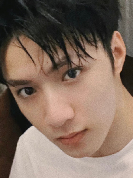 又苏又野刘耀文素颜湿发随拍上线