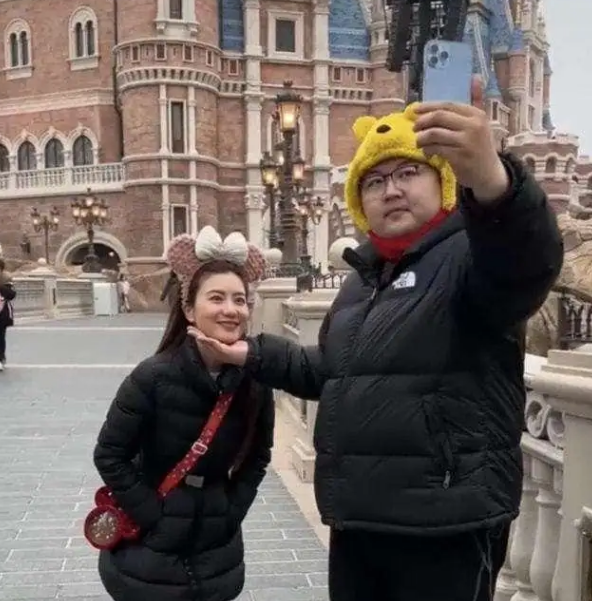 猴哥妻子晒生日照,皮肤松弛法令纹明显,网友:起码比猴哥大十岁