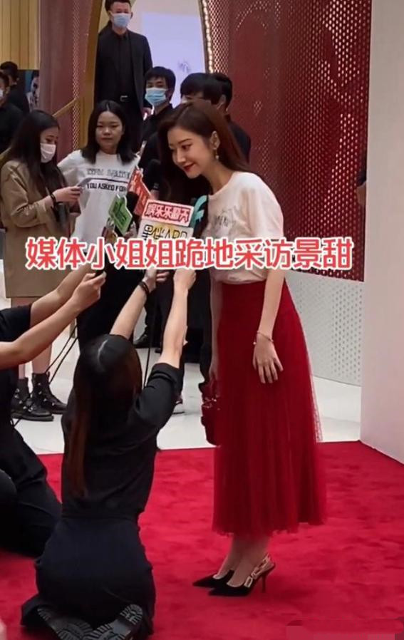 不过,景甜一开始应该也有觉得这样不妥,后退了几步,但是没拗过工作