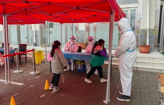 哈尔滨市疫情反弹，部分中小学停止线下授课，还有一个坏消息