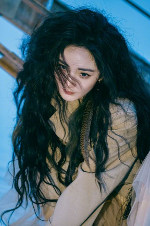 杨幂时尚大片花絮照释出羊毛卷发型营造慵懒气质