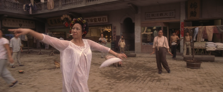 在这里要强调,饰演包租婆的元秋,虽然是早期香港的女武行,但是很早就