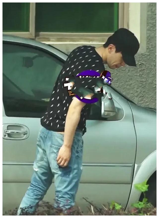 但道歉之后,紧接着邓伦又被拍到在央视禁烟区抽烟