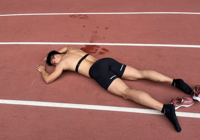 苏炳添累瘫倒地腿部发达肌肉意外抢眼网友评论海参吃不出来